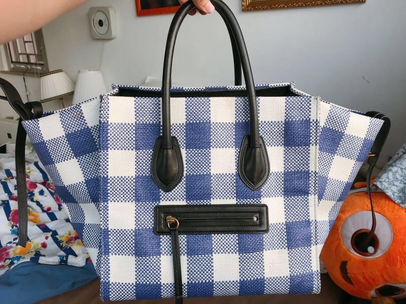 💯% Authentic & Original Celine Gingham Woven Straw Medium Phantom Luggage tote (Category: Luxury Bags & Wallets) located in Manila. Submitted by 1075pcampadormitory (Listing ID 174134440, Image 1). Description: ..