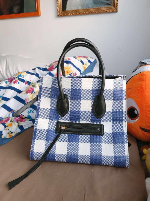 💯% Authentic & Original Celine Gingham Woven Straw Medium Phantom Luggage tote (Category: Luxury Bags & Wallets) located in Manila. Submitted by 1075pcampadormitory (Listing ID 174134440, Image 2). Description: ..