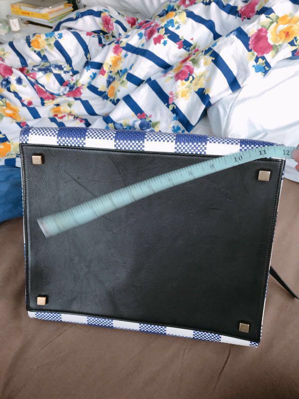 💯% Authentic & Original Celine Gingham Woven Straw Medium Phantom Luggage tote (Category: Luxury Bags & Wallets) located in Manila. Submitted by 1075pcampadormitory (Listing ID 174134440, Image 3). Description: ..