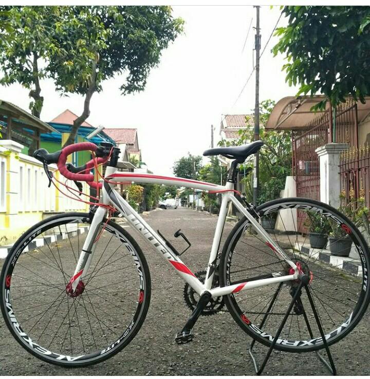 Sepeda Roadbike Fs United Inertia 1 00 Olah Raga Sepeda Di Carousell
