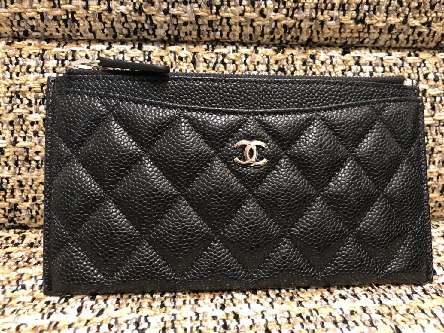 全新 Chanel 香奈兒熱門搶手新款黑色荔枝牛皮金色cc Logo ㄧ字拉鍊錢夾 扁長夾 現貨 名牌精品 精品包包在旋轉拍賣