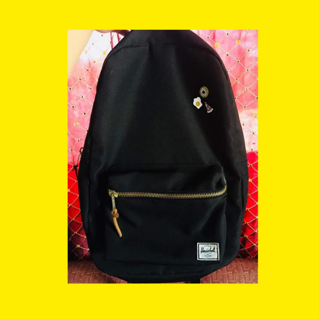Herschel Settlement in Black/Gold with pins, Women's Fashion, Bags ...