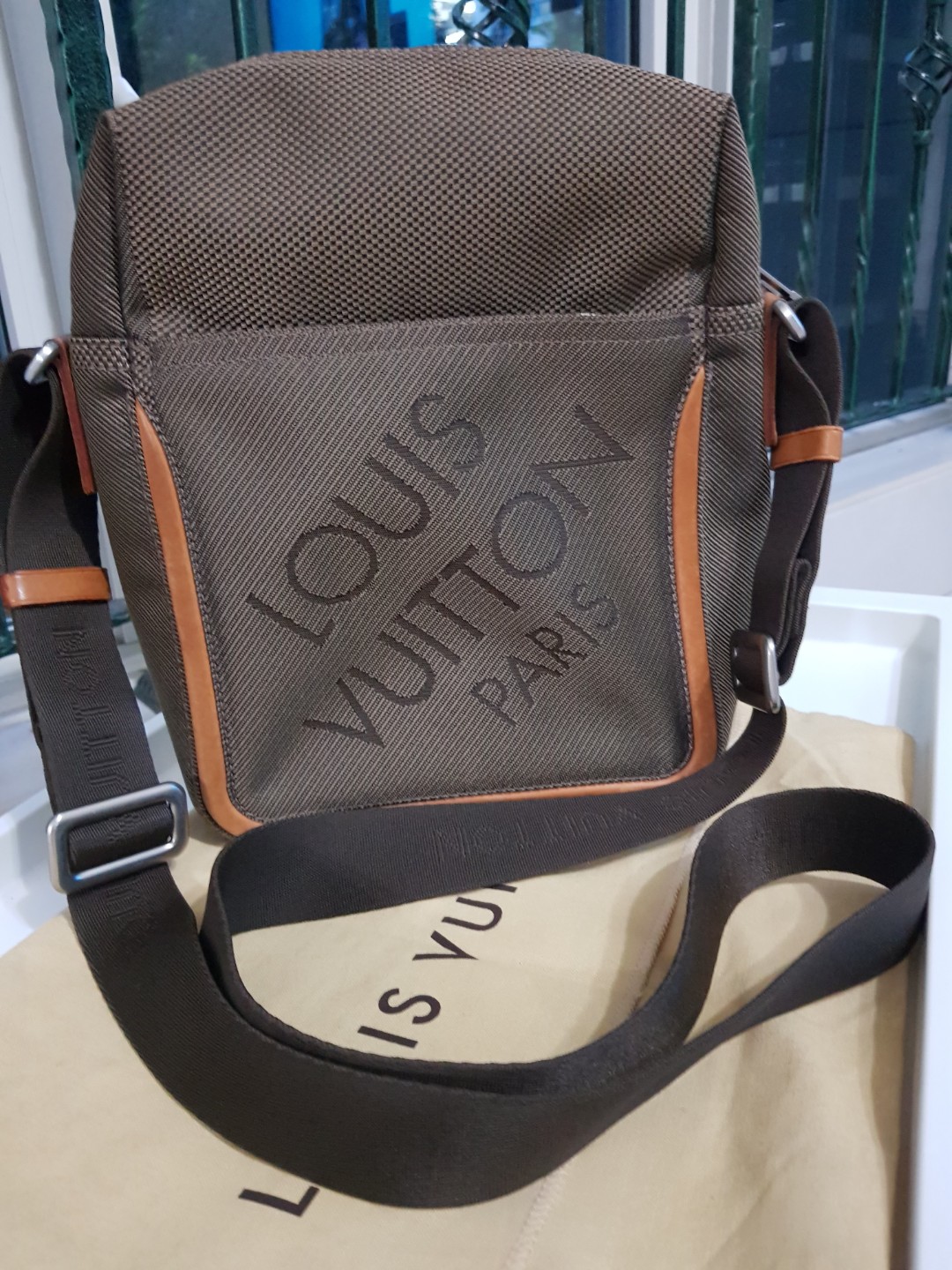 Louis Vuitton Damier Geant Citadin Messenger Bag, Luxury, Bags & Wallets on  Carousell