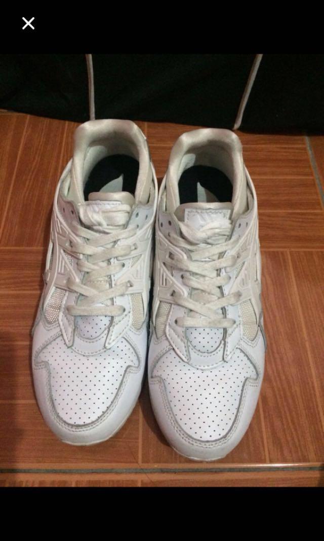 ASICS TIGER GEL KAYANO WHITE (Category: Sneakers) located in Calamba. Submitted by gadgets.aa (Listing ID 184059301, Image 2). Description: Replica IN GOOD CONDITION WITH ASICS BOX RFS: HINDI NA PO NAGAGAMIT. NEED FUNDS LANG :( Pm me if interested .