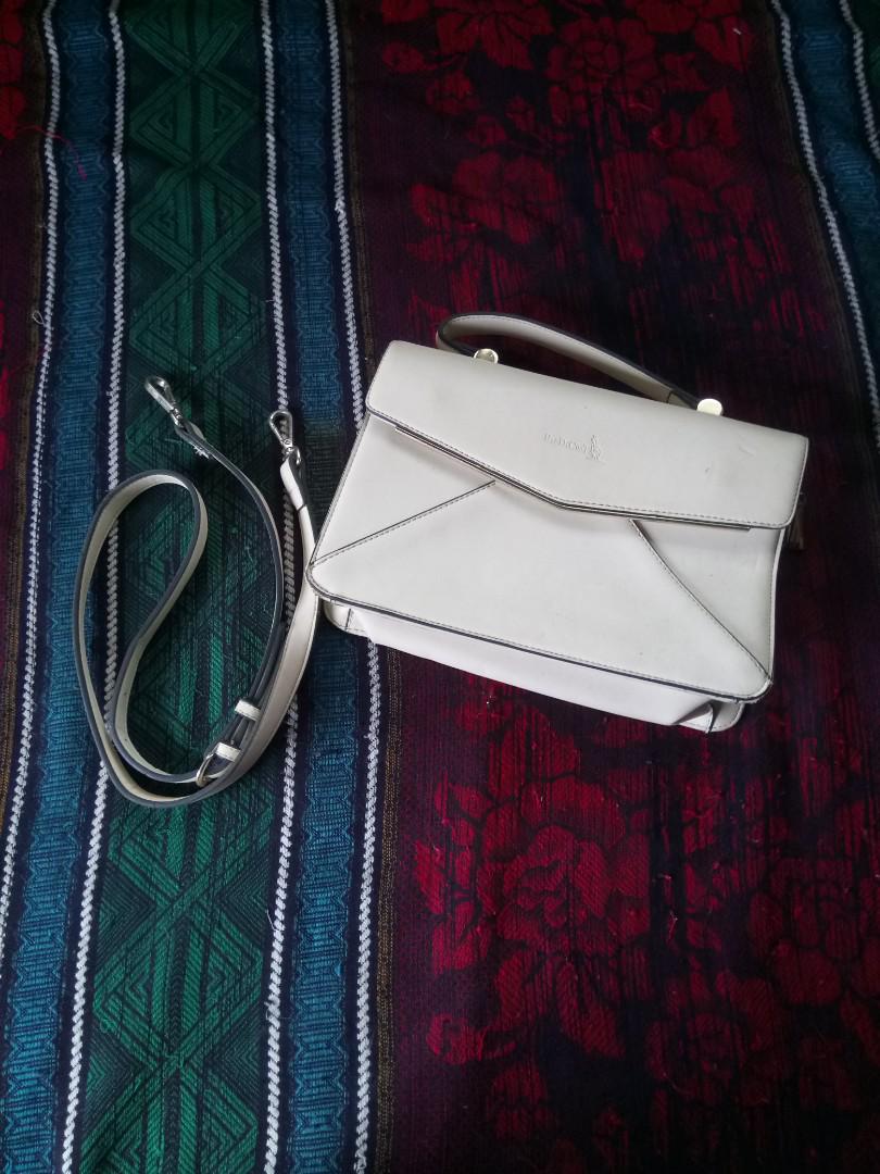 Authentic Bandicoot Sling Bag, Women's Fashion, Bags & Wallets, Cross ...
