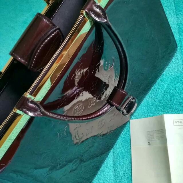 Louis Vuitton Vernis Leather (Category: Luxury Bags & Wallets) located in Quezon City. Submitted by misspee (Listing ID 185821284, Image 3). Description: Not a fan of LV so this is the best description I can make: - Authentic LV Monogram Vernis Leather - Glossy smooth hard surface - Water-repellent.