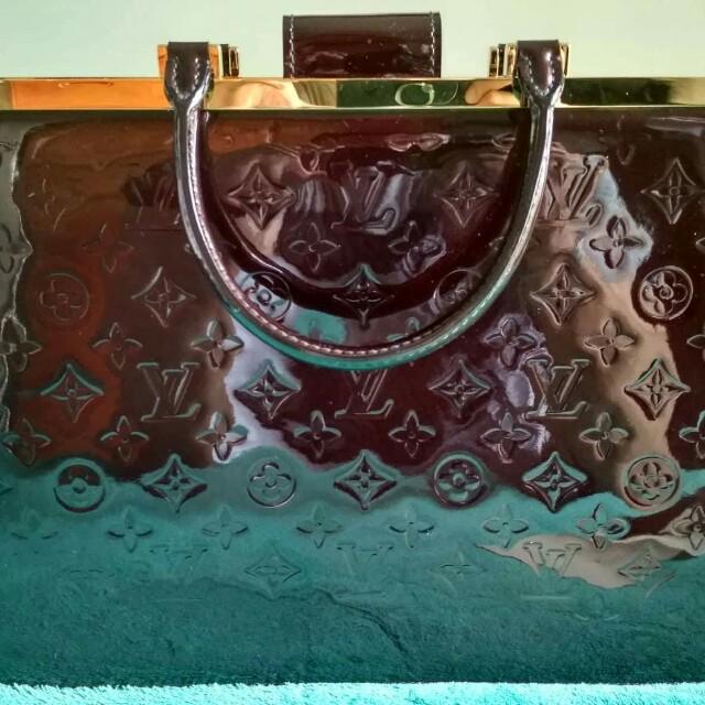 Louis Vuitton Vernis Leather (Category: Luxury Bags & Wallets) located in Quezon City. Submitted by misspee (Listing ID 185821284, Image 2). Description: Not a fan of LV so this is the best description I can make: - Authentic LV Monogram Vernis Leather - Glossy smooth hard surface - Water-repellent.