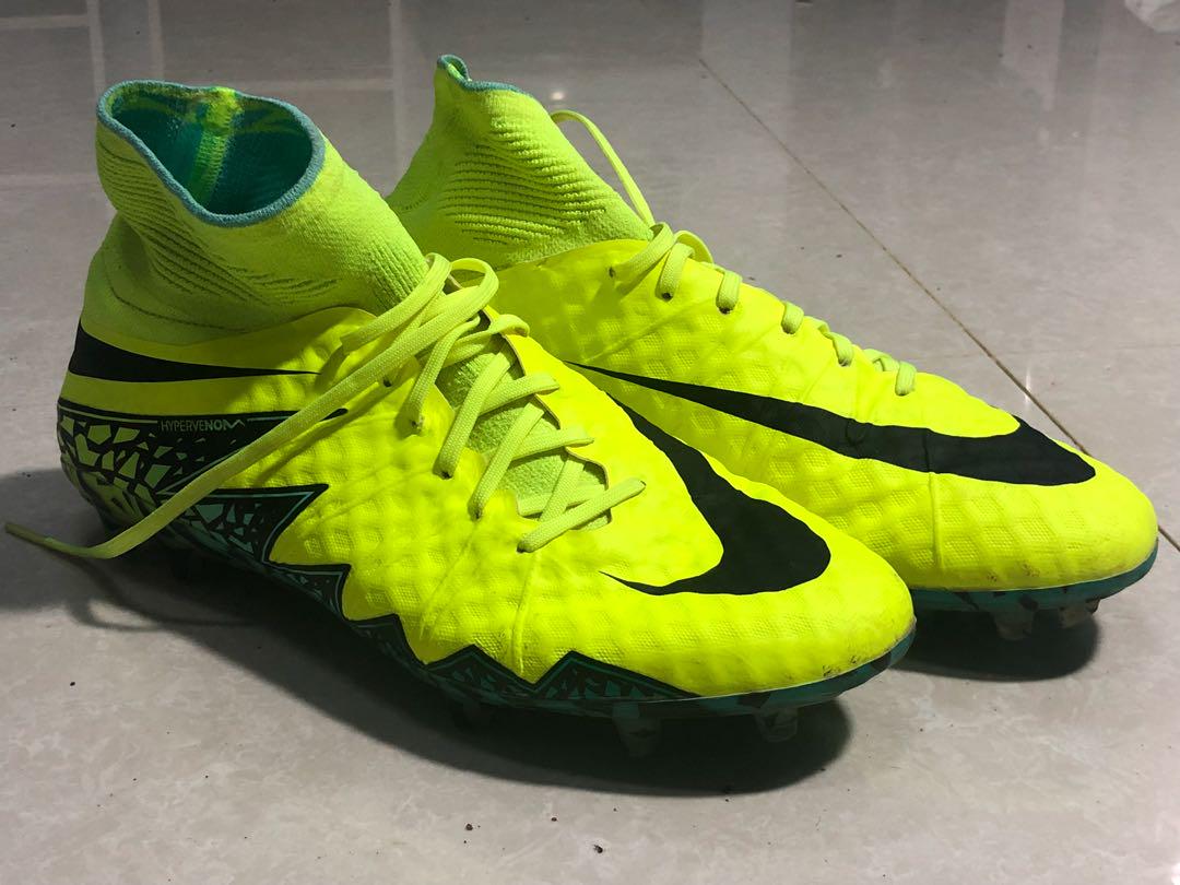 Neon yellow nike cleats best sale