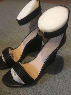 Kardashian kollection black wedges