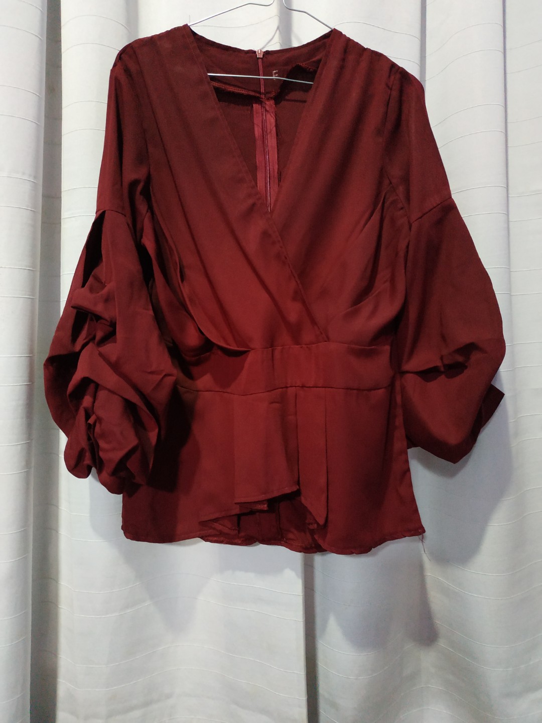 Atasan Blouse Merah Maroon Fesyen Wanita Pakaian Wanita Atasan Di Carousell