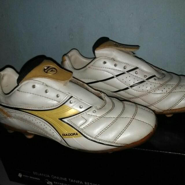 Sepatu Bola Diadora Clasic Series Original Fesyen Pria Sepatu Di Carousell