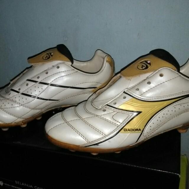 Sepatu Bola Diadora Clasic Series Original Fesyen Pria Sepatu Di Carousell