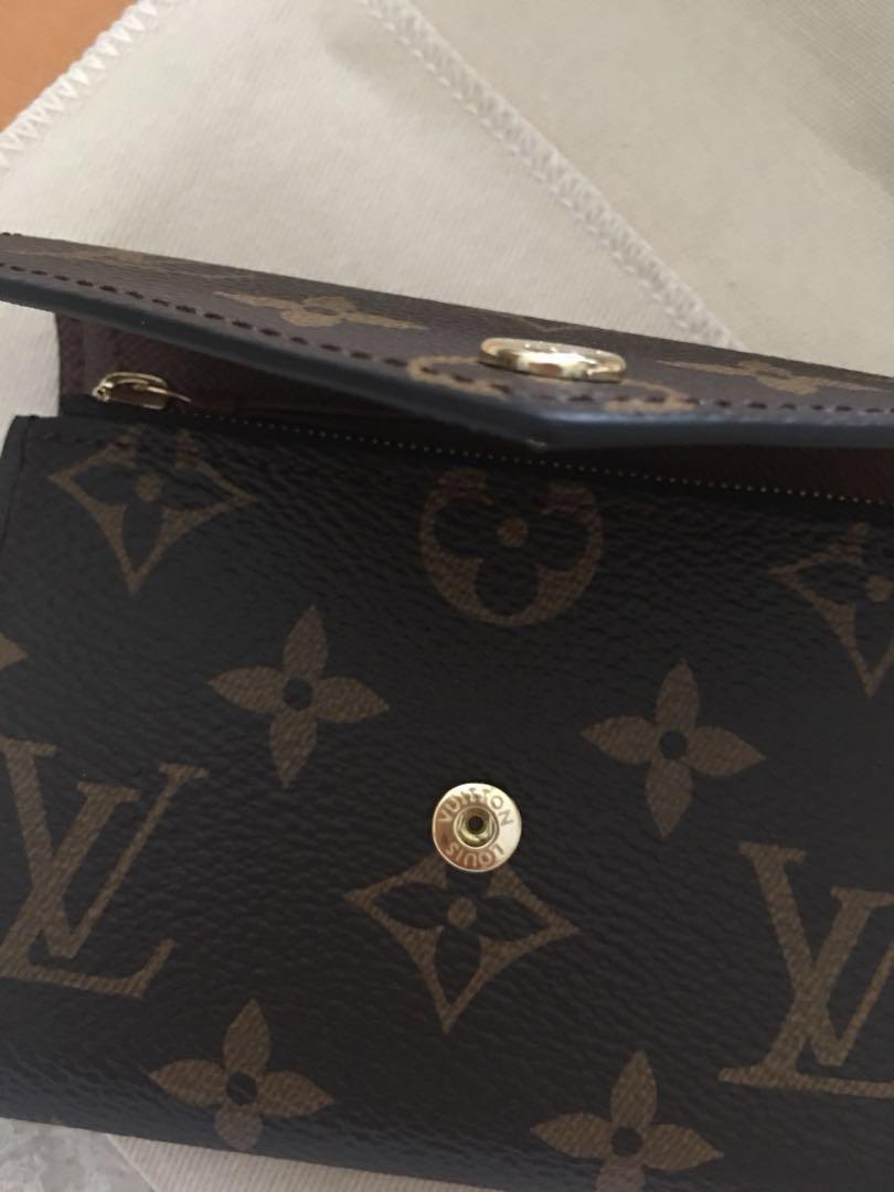 aksesoris dompet Louis Vuitton Victorine Mono Caramel with Gold Button 2021  Wallet