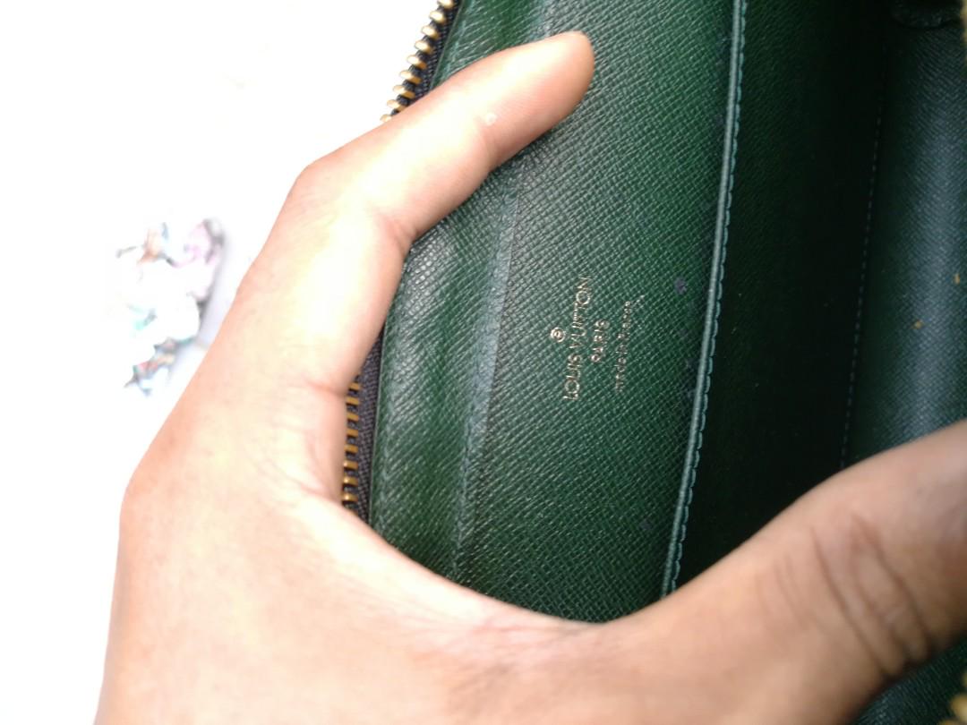 Louis Vuitton, a Taiga 'Kaluga' clutch. - Bukowskis