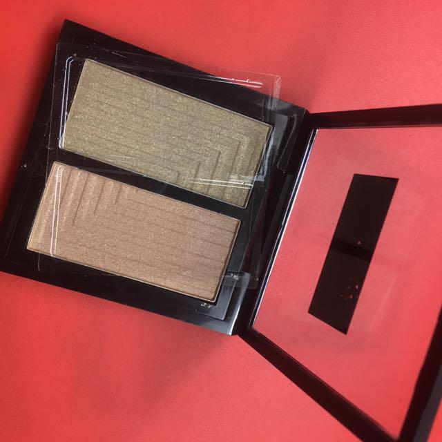 Max Studio Illuminating Duo Bronzer & Highlighter (Category: Makeup) located in Pasig City. Submitted by fabfabfinds (Listing ID 128583449, Image 2). Description: Purchased from USA Never used! RFS: Too much makeup 🙈 #makeuptrade.
