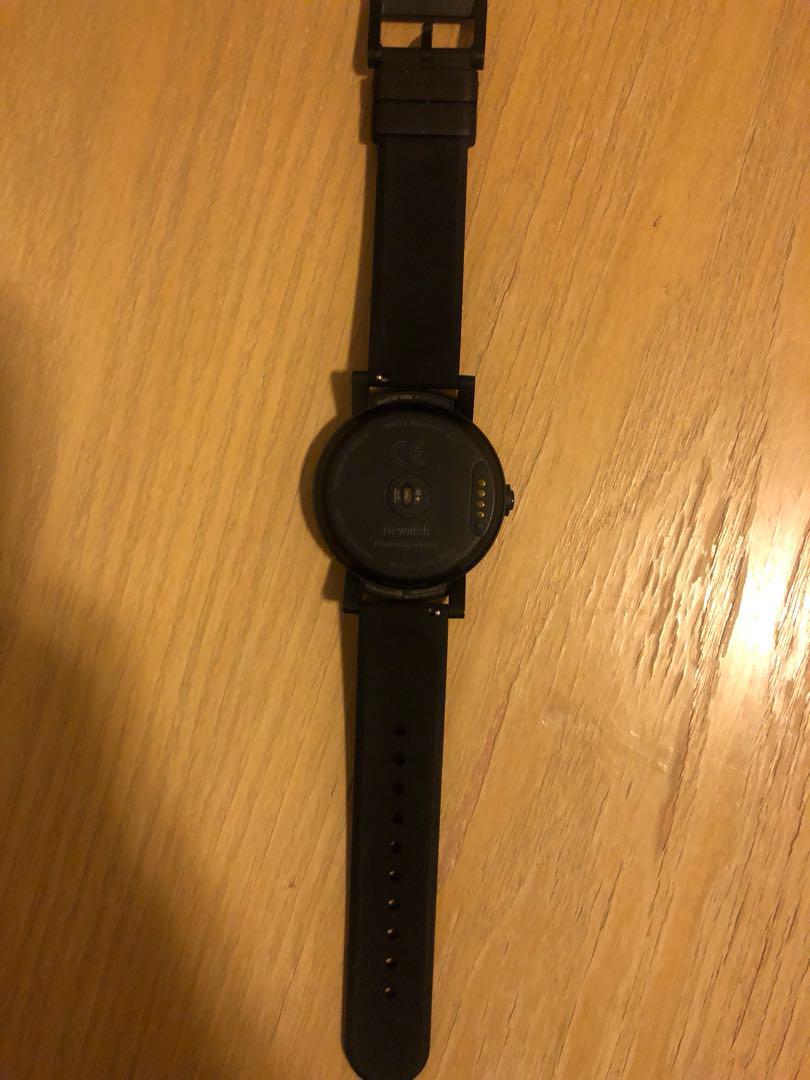 TicWatch E （分類：智能穿戴裝置及智能手錶）位於 Hong Kong。 由 rtymtam 提交（商品編號 186211856，圖片 2）。簡介： TicWatch E 配備 WearOS Apple Android 可用 購入不夠半年，少用 100% Work 有盒有線。