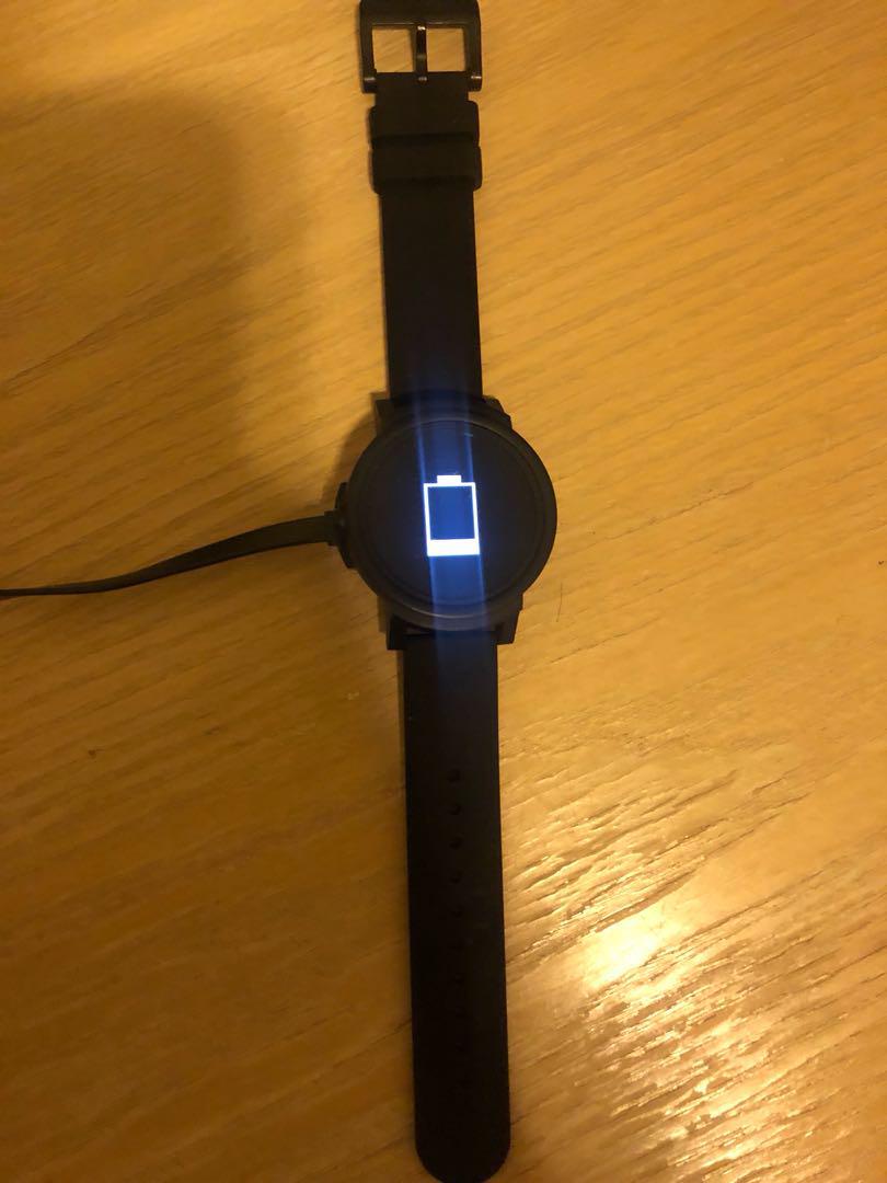 TicWatch E （分類：智能穿戴裝置及智能手錶）位於 Hong Kong。 由 rtymtam 提交（商品編號 186211856，圖片 3）。簡介： TicWatch E 配備 WearOS Apple Android 可用 購入不夠半年，少用 100% Work 有盒有線。
