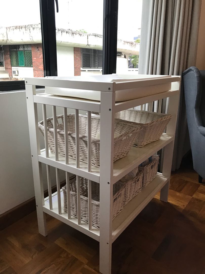 White Changing Table Incl 5 Baskets And Changing Mat