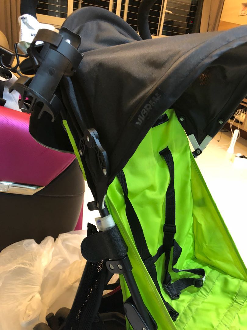 lightweight stroller with cup holder