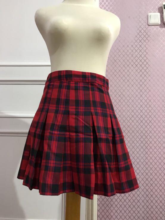 Rok Kotak Kotak Merah H M Fesyen Wanita Pakaian Wanita Di Carousell