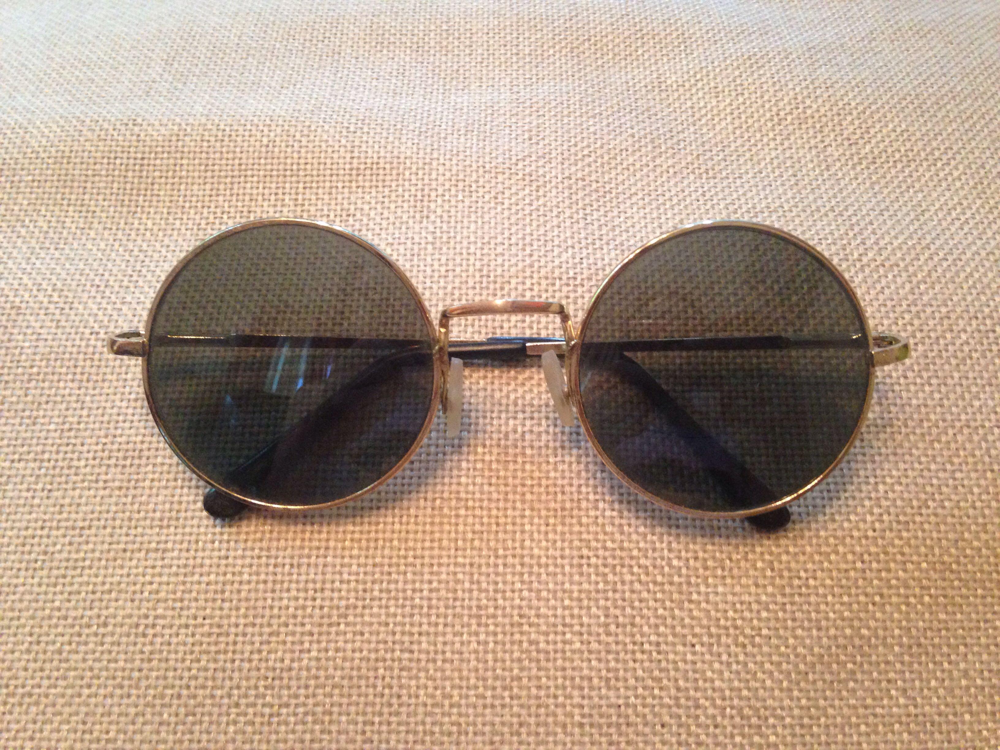 Round fashion sunglasses (Category: Sunglasses & Eyewear) located in Santa Rosa. Submitted by style.elite (Listing ID 186259123, Image 1). Description: ✨ Used only once for presentation.