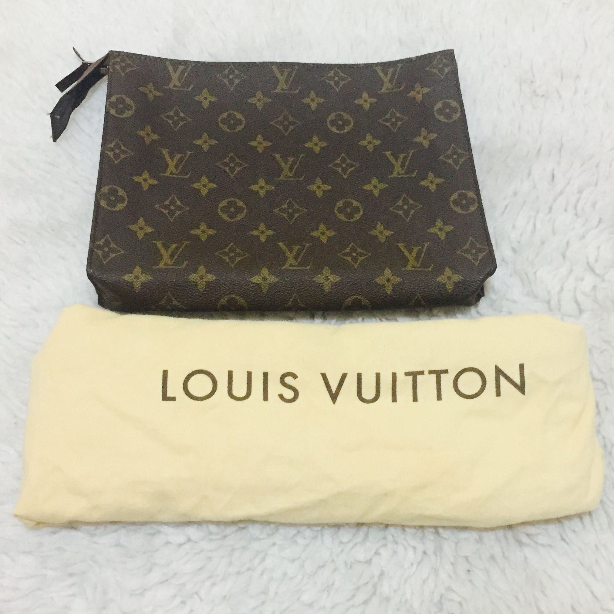 DISCONTINUED LOUIS VUITTON TOILETRY POUCH 26