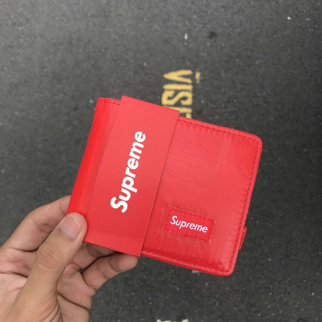 supreme wallet red