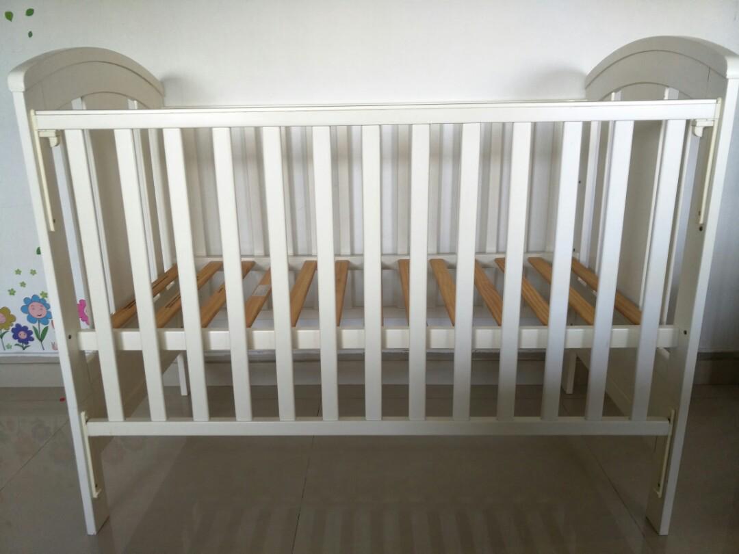 2nd hand baby cot, Babies & Kids, Baby Nursery & Kids Furniture, Cots