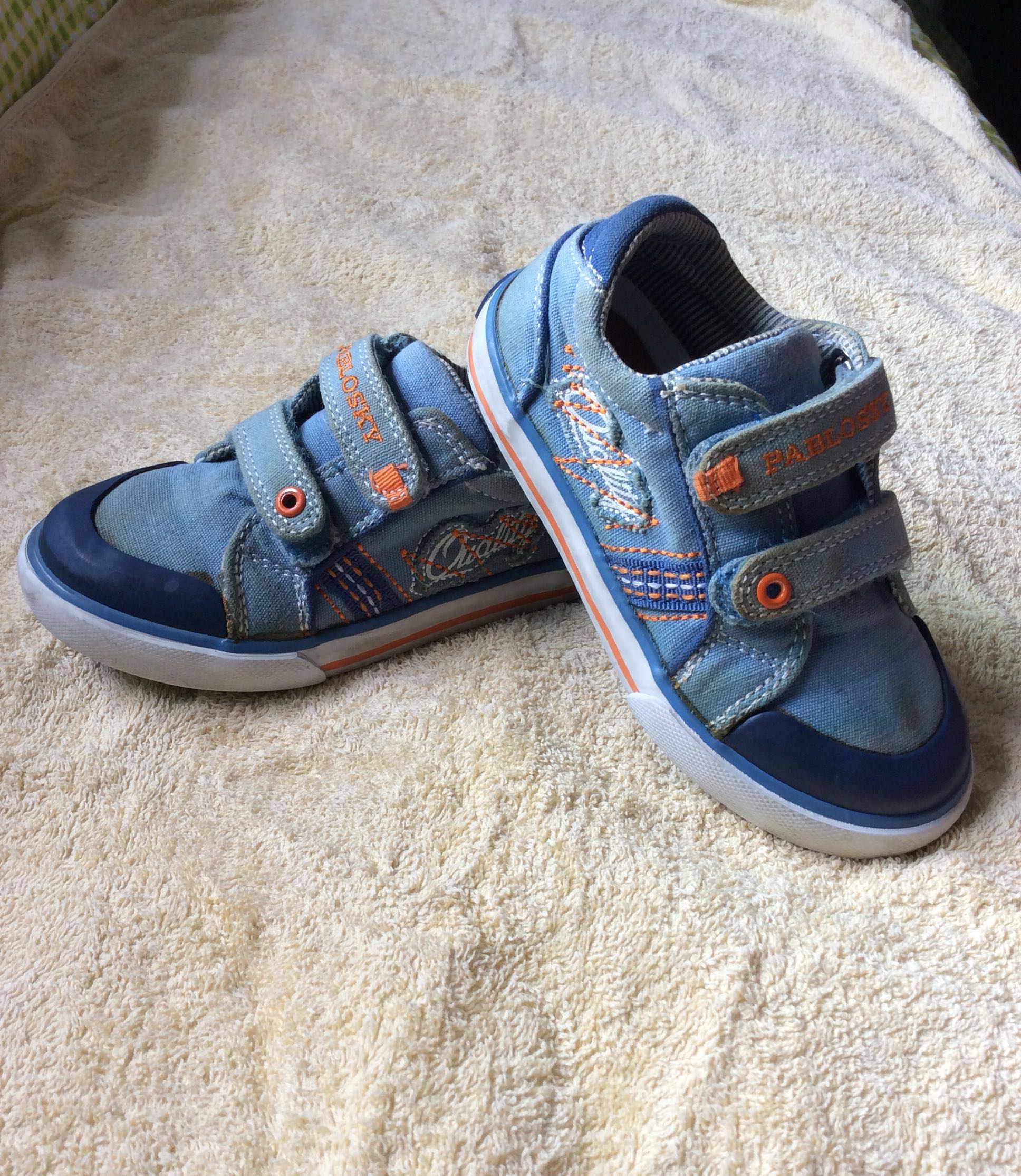 girl / gals sneakers sports track shoes