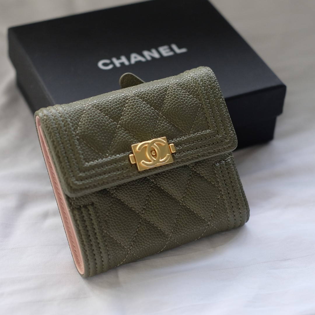 Boy leather wallet Chanel Green in Leather - 35893366