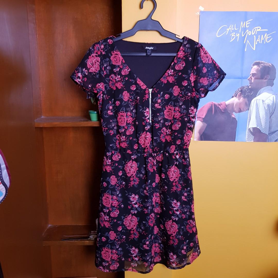 FLORAL DRESS (Category: Dresses) located in Quezon City. Submitted by prlyshell (Listing ID 186962263, Image 1). Description: .