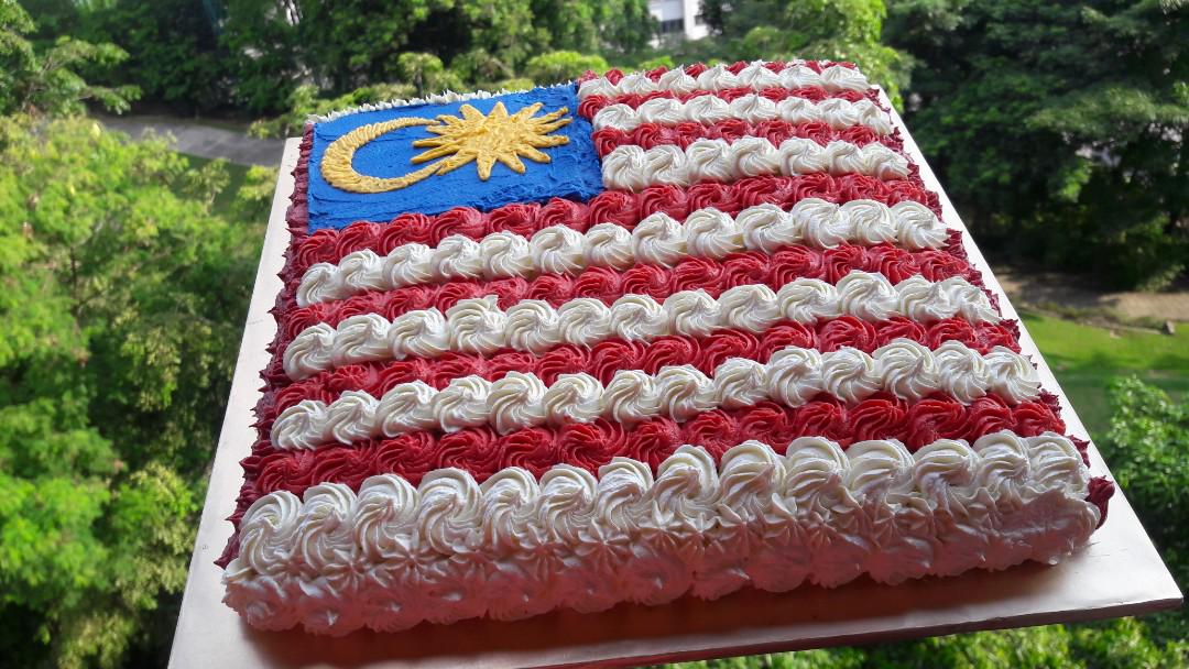 Kek Bendera Malaysia Food Drinks Baked Goods On Carousell