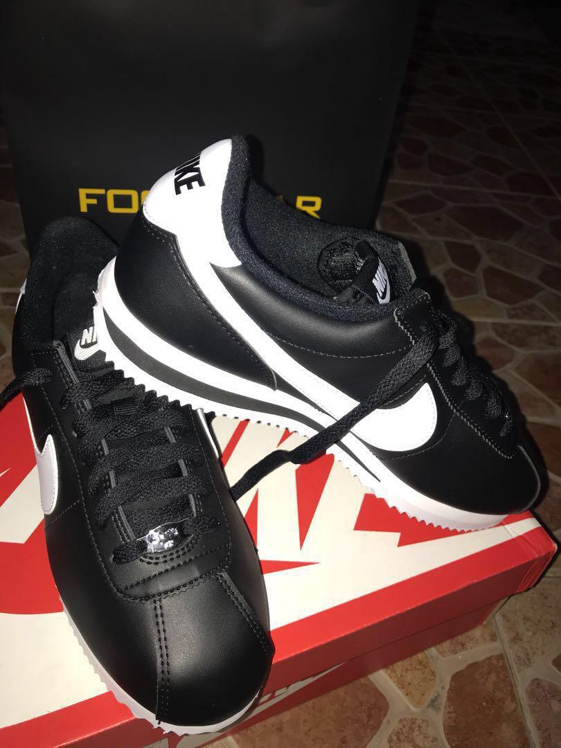 black nike cortez on feet