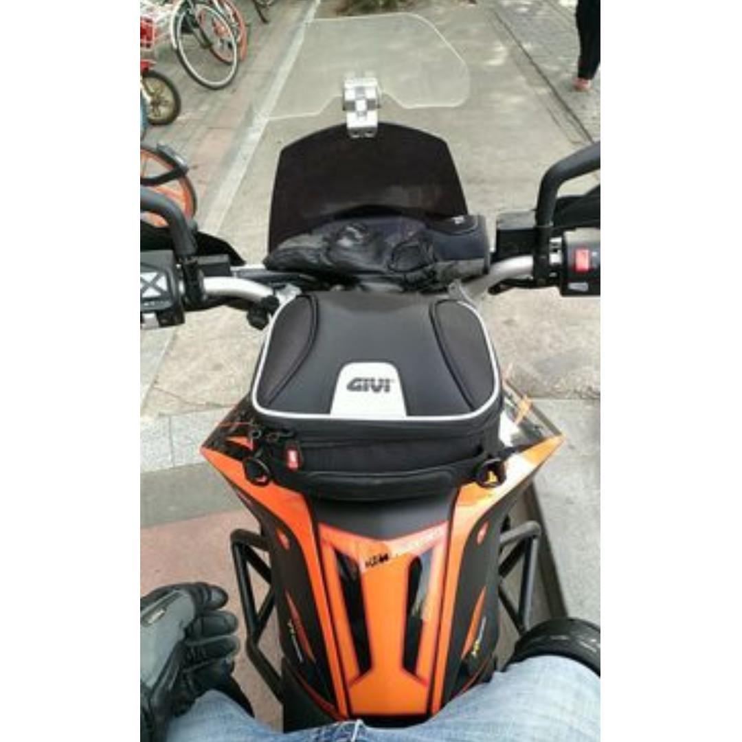 GIVI XS319 Motorcycle Tank Bag - 3 Liter Capacity With Quick-Release Tanklock Base