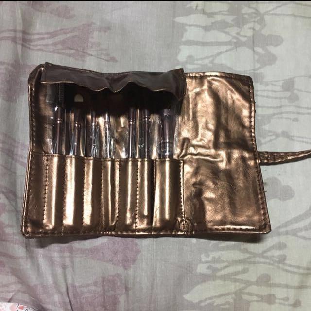 ✨Reduced Price! 7-piece make-up brush set (Category: Makeup) located in Quezon City. Submitted by closet_access (Listing ID 149794787, Image 1). Description: •From P800! This is a steal! •New, never used then stored •7 piece make-up brush set with metallic gold bag •very handy and can fit small vanity bags •RFS: impulse buy ☀️Please Read☀️ 📌No swaps, meet-ups or returns 📌Pay through BPI Family or BDO ONLY 📌Shipping depends on sched, no rush #s