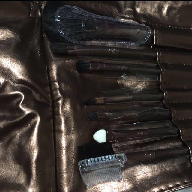 ✨Reduced Price! 7-piece make-up brush set (Category: Makeup) located in Quezon City. Submitted by closet_access (Listing ID 149794787, Image 3). Description: •From P800! This is a steal! •New, never used then stored •7 piece make-up brush set with metallic gold bag •very handy and can fit small vanity bags •RFS: impulse buy ☀️Please Read☀️ 📌No swaps, meet-ups or returns 📌Pay through BPI Family or BDO ONLY 📌Shipping depends on sched, no rush #s
