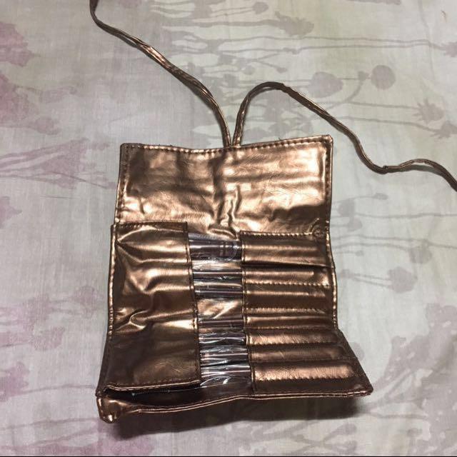 ✨Reduced Price! 7-piece make-up brush set (Category: Makeup) located in Quezon City. Submitted by closet_access (Listing ID 149794787, Image 2). Description: •From P800! This is a steal! •New, never used then stored •7 piece make-up brush set with metallic gold bag •very handy and can fit small vanity bags •RFS: impulse buy ☀️Please Read☀️ 📌No swaps, meet-ups or returns 📌Pay through BPI Family or BDO ONLY 📌Shipping depends on sched, no rush #s