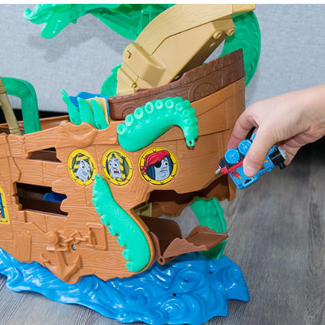 thomas & friends adventures sea monster pirate set