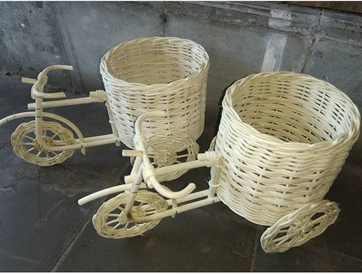Vas bunga anyaman rotan  model sepeda ontel Design Craft 