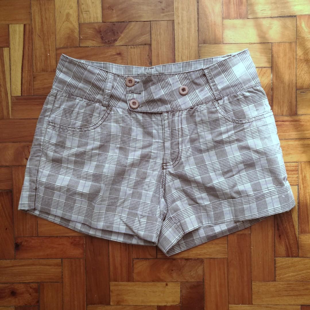 Hotkiss Plaid Shorts [Size 29] (Category: Shorts) located in Marikina City. Submitted by trinkets.n.treasures (Listing ID 187659701, Image 2). Description: ✔️ Like new ✔️ Length: 14 inches ✔️ 2 buttons and zipper enclosure ✔️ belt loops ✔️ Nonstretchable ✔️ Size: 29 PM me if you're interested. 😊💕.