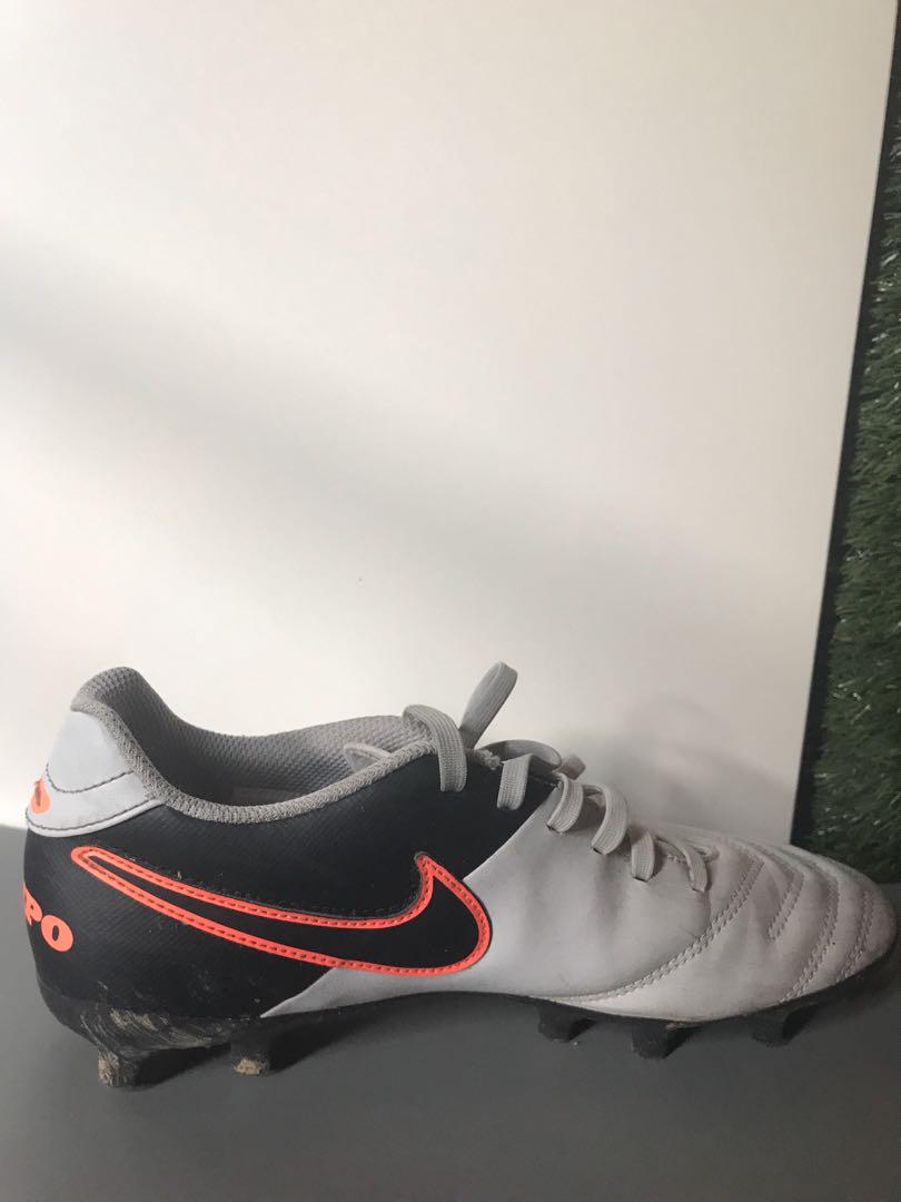 tempo nike boots