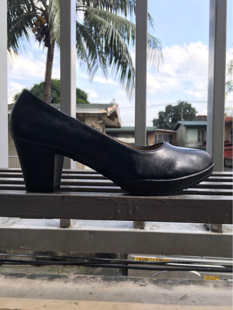 Sembonia Black Leather Comfy Heels Shoes (Category: Heels) located in Manila. Submitted by ces.summers (Listing ID 187576903, Image 1). Description: Imported from Malaysia Brand New and Authentic Size is 7 Condition is 10/10 Heel height is 2 inches Quality is high grade Style is very comfy and contemporary Perfect for school or work.
