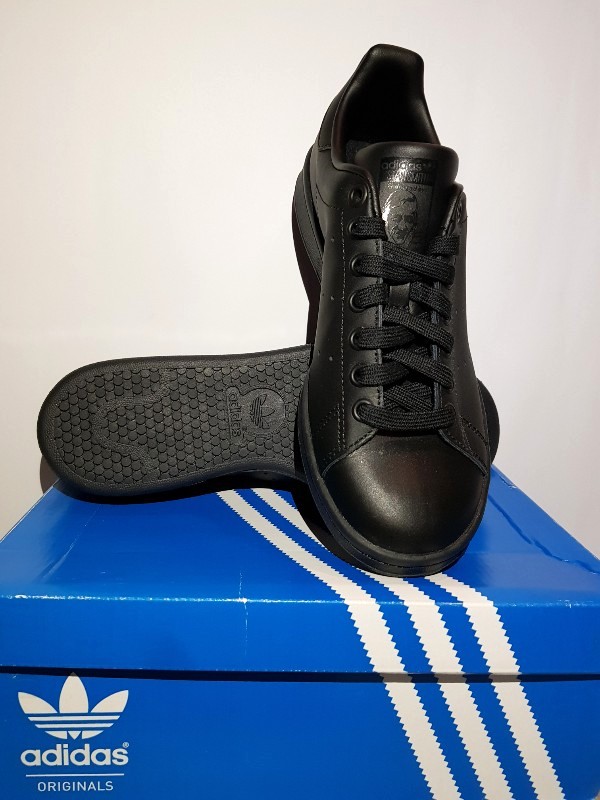 stan smith triple black