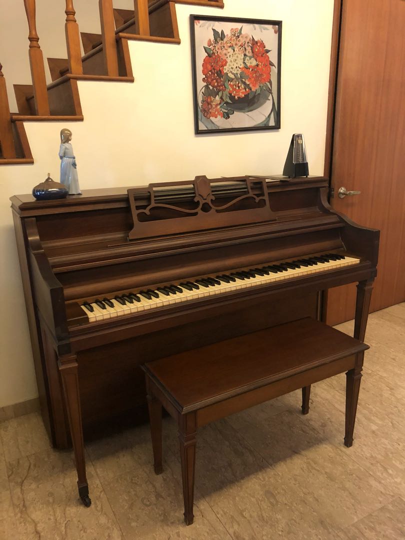 Lowrey 2024 console piano