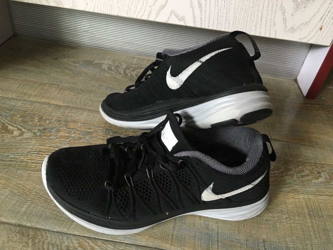 womens nike black running shoes