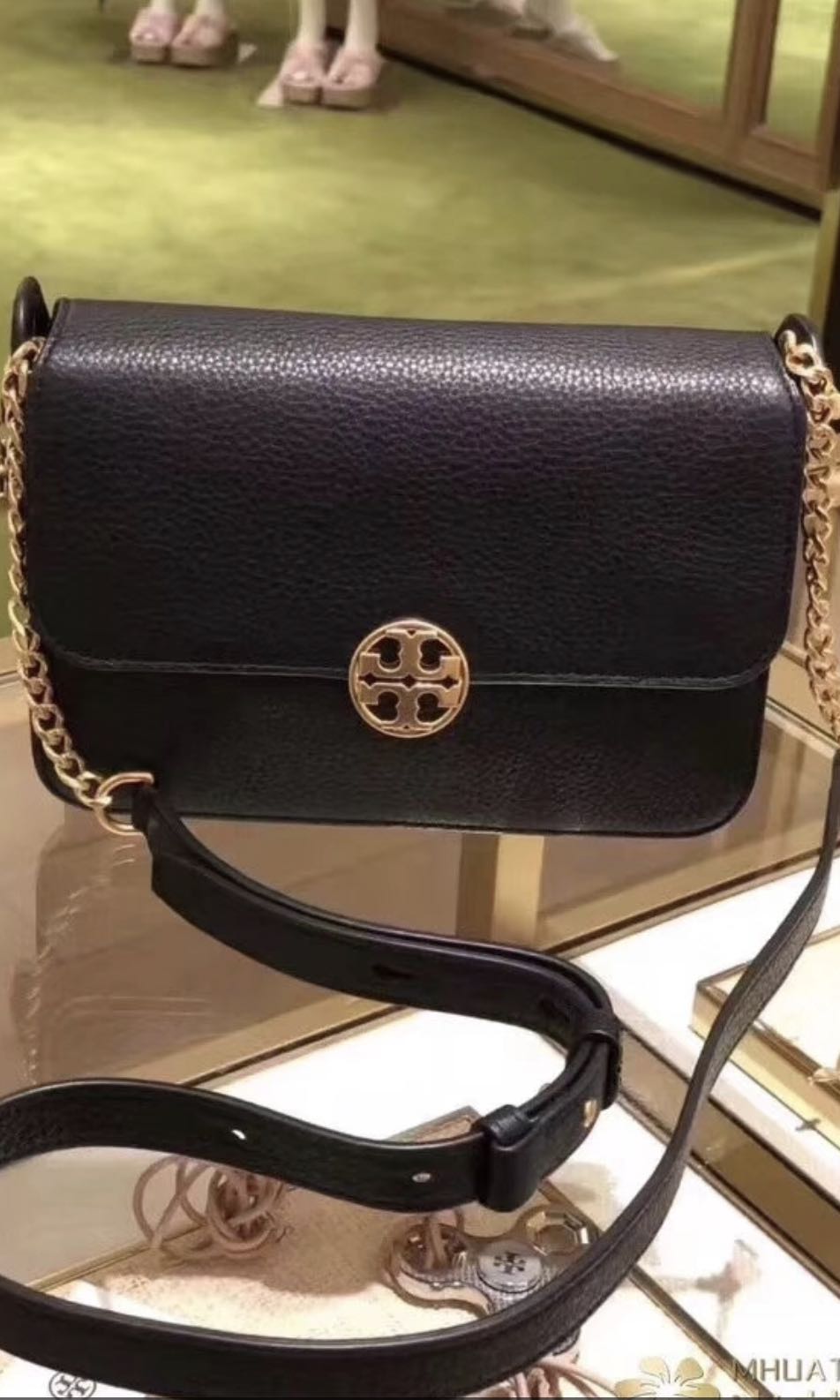 Tory burch chelsea crossbody black sale