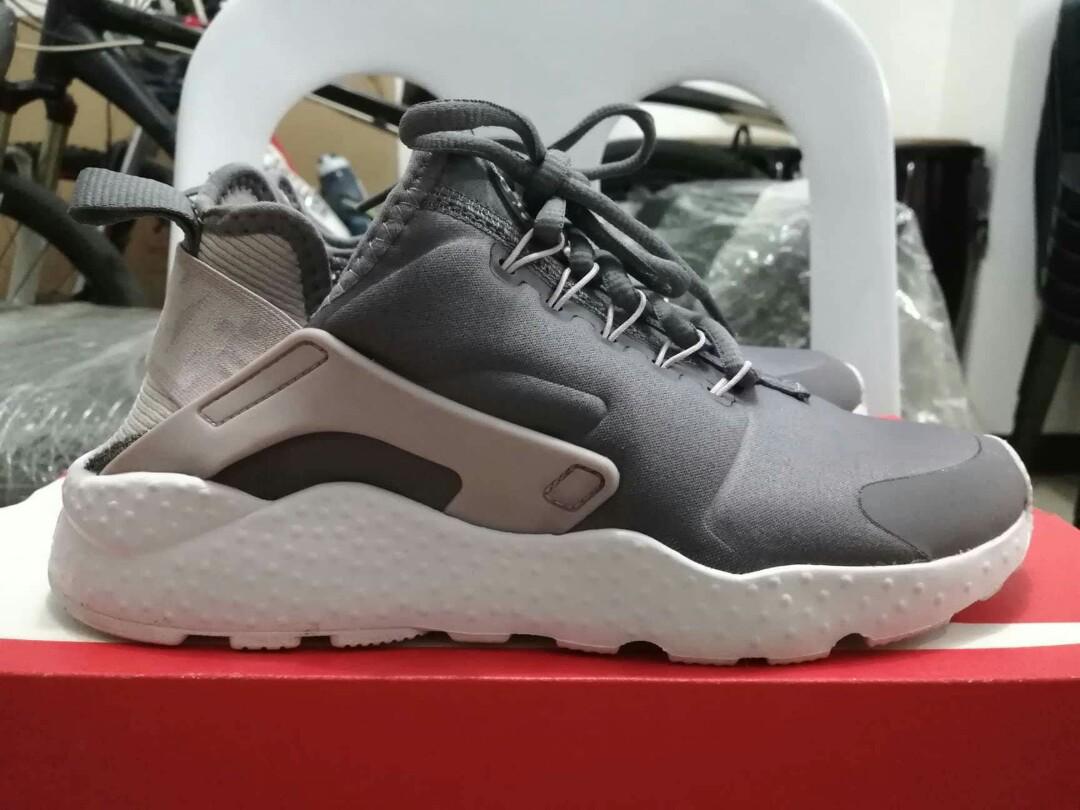 Air Huarache Run Ultra (Womans) (Category: Sneakers) located in Cainta. Submitted by kyrie_devonn22 (Listing ID 188173536, Image 2). Description: Air Huarache Run Ultra (Womans) Size 6.5 9++/10 Condition Complete with box Price: 5000.