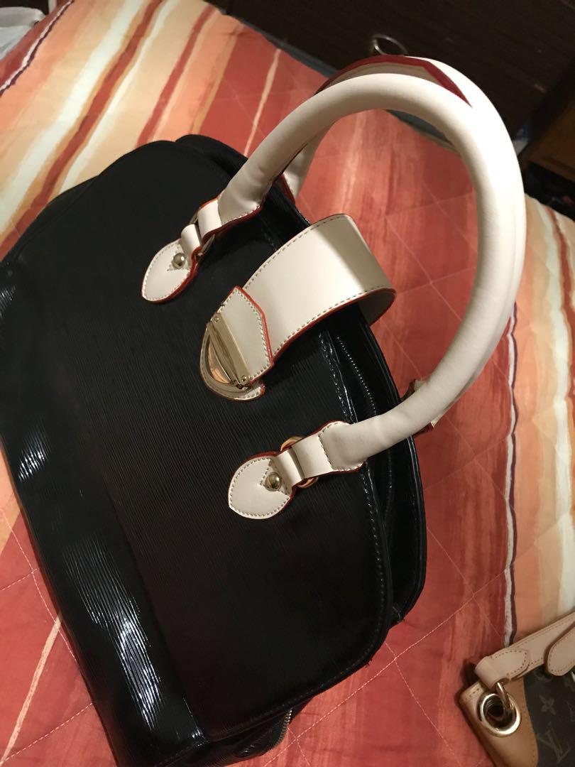 Laptop bag can use as a handbag (Category: Women's Bags & Wallets) located in Caboolture. Submitted by mylendiaz (Listing ID 180454915, Image 3). Description: .