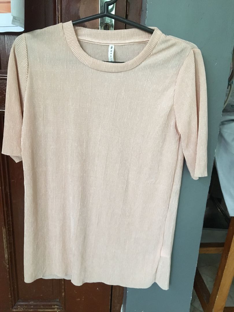 stradivarius nude shirt (Category: Blouses) located in Paranaque City. Submitted by ariiithe (Listing ID 188064897, Image 1). Description: .