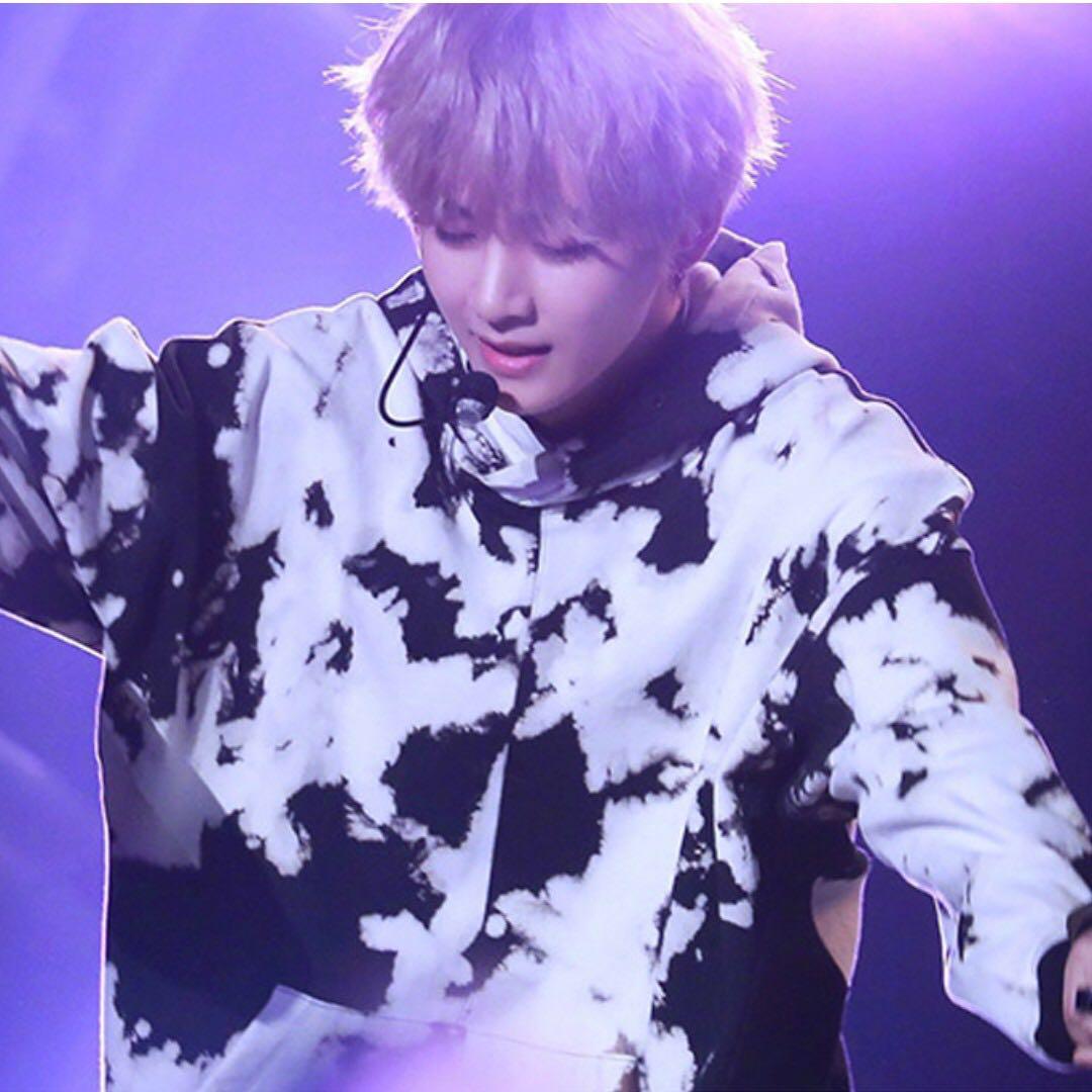 Taehyung black and white hoodie top